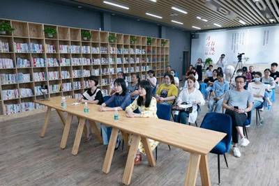 全國(guó)人大代表余梅做客書(shū)香珠山城市文化會(huì)客廳